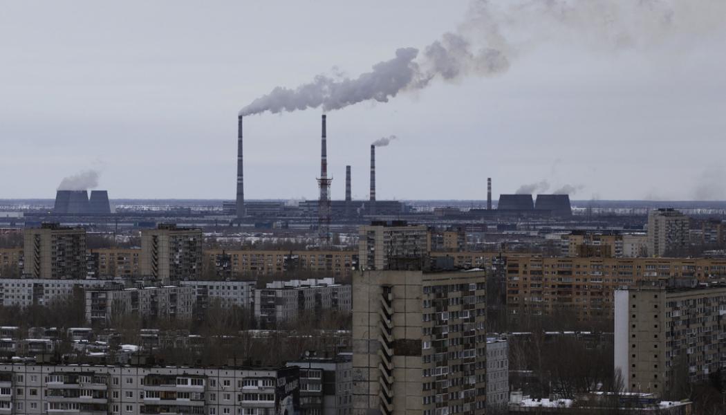 Ivan Sekretarev/AP/TT: Avtovaz stora bilfabrik syns bortom bostadshusen i Togliatti, Ryssland. Arkivbild.
