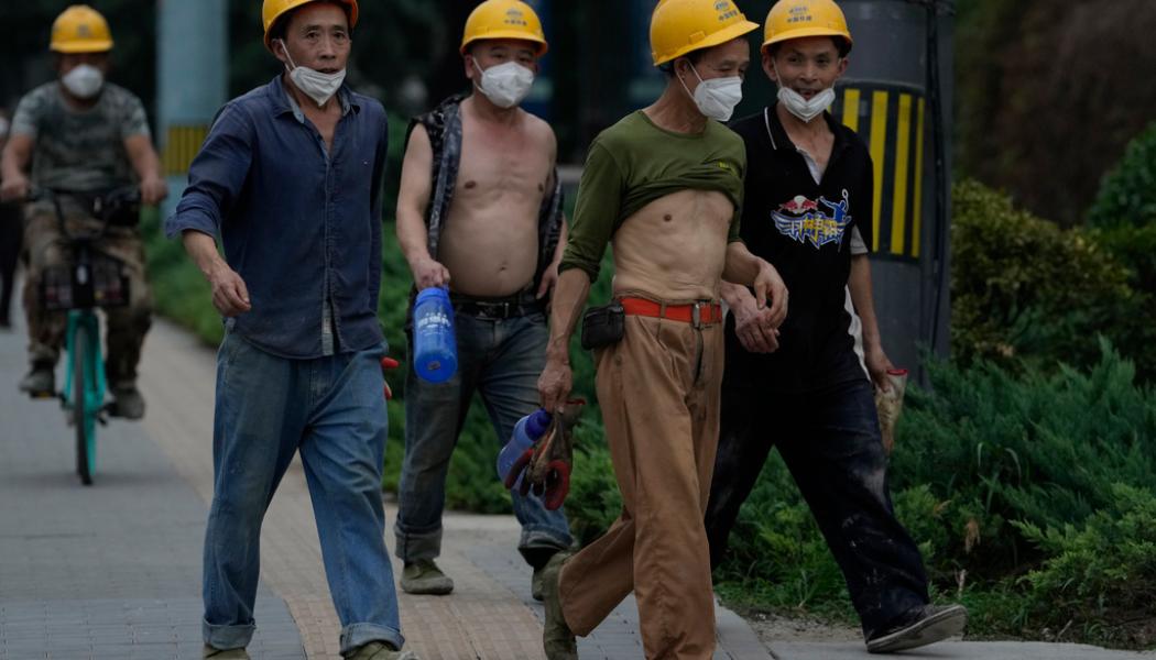 Ng Han Guan/AP/TT: Kinas centralbank sänker räntan för att stimulera landets ekonomi och bland annat infrastruktursatsningar. På bilden byggnadsarbetare i landets huvudstad Peking.