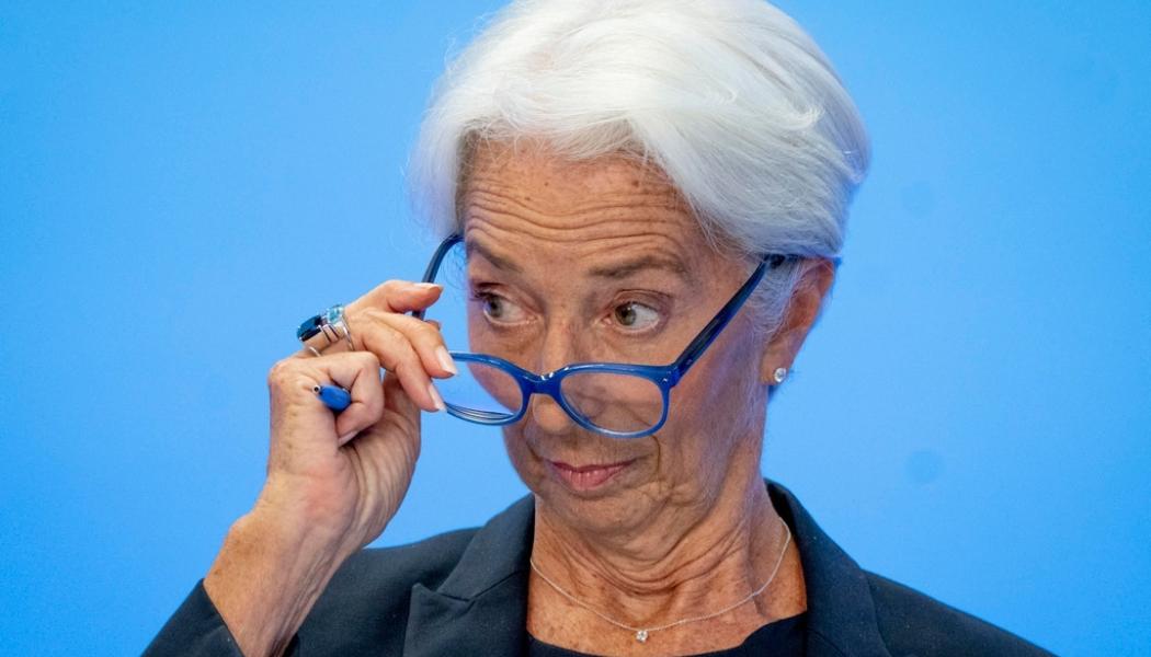 Michael Probst AP/TT: Europeiska centralbanken (ECB), med chefen Christine Lagarde, väntas efter första räntehöjningen på elva år fortsätta strama åt samtidigt som eurozonen bromsar in på bred front – bland annat till följd av strypta ryska gasleveranser. Arkivbild.