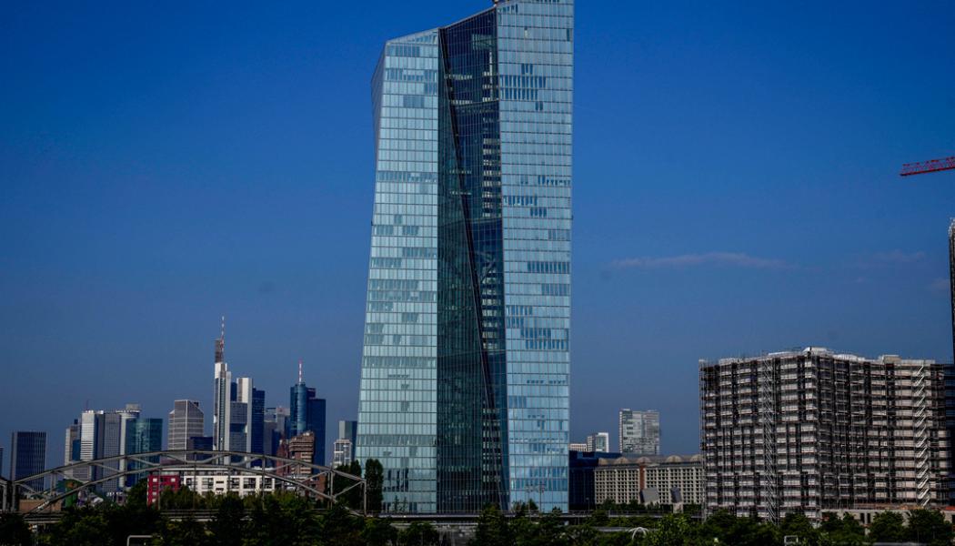 Michael Probst AP/TT: Europeiska centralbanken (ECB) väntas slå till med en stor räntehöjning nästa vecka för att stävja den ovanligt höga inflationen. Arkivbild