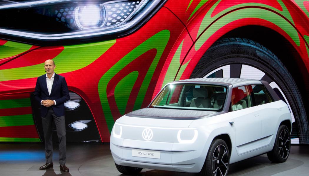 Sven Hoppe/AP/TT: Volkswagen visar upp en av sina nya modeller i samband med bilmässan i München förra året. Arkivbild.