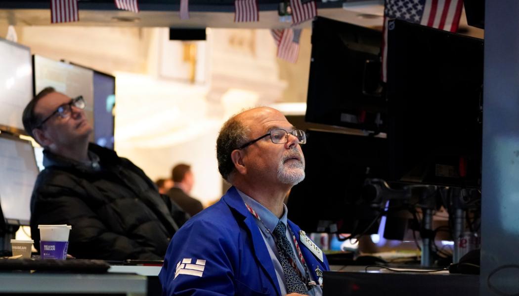 Seth Wenig/AP/TT: Aktiehandlare på New York-börsen.