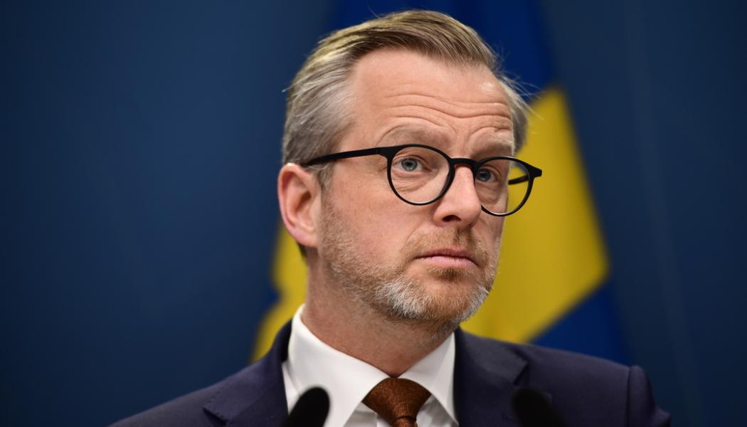 Paul Wennerholm/TT: Införandet av avfallsförbränningsskatten ledde till bromsade investeringar i värmekraftverken, enligt finansminister Mikael Damberg (S).
