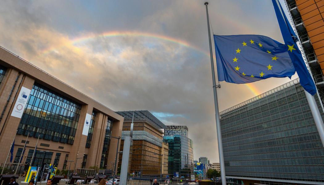 Olivier Matthys/AP/TT: EU-flaggan vajade på halv stång för Storbritanniens drottning Elizabeth när EU-ländernas energiministrar samlades till extrainsatt krismöte i Bryssel.