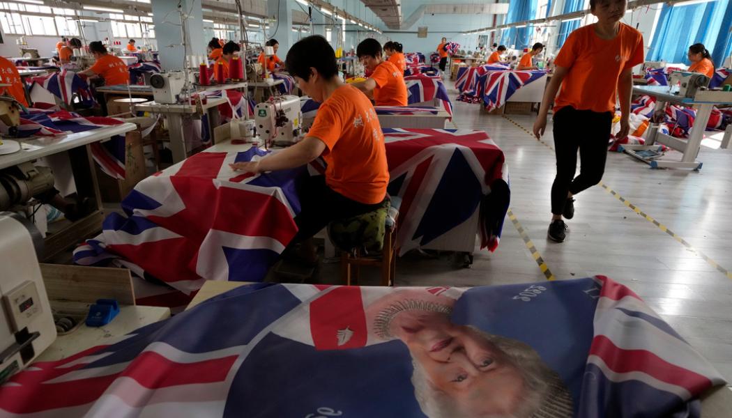 Ng Han Guan/AP/TT: Anställda syr brittiska flaggor vid Shaoxing Chuangdong Tour Articles.