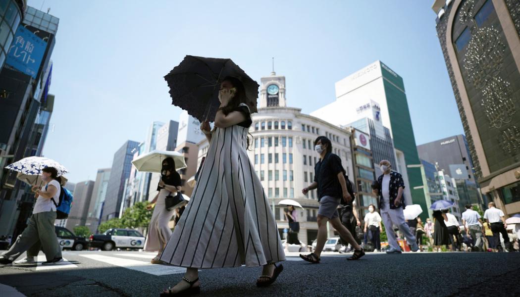 Eugene Hoshiko/AP/TT: Japaner får nu ta skydd för en allt högre inflation. Arkivbild.