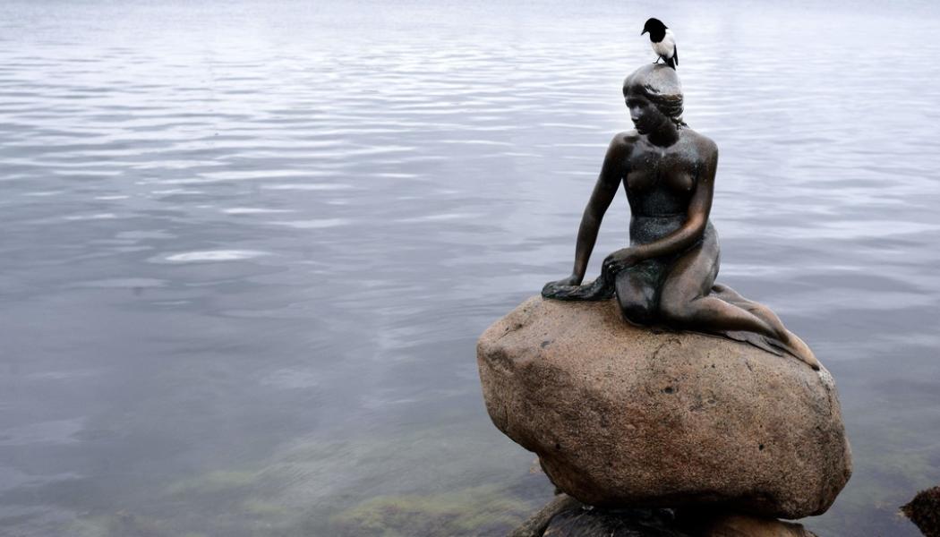 Khan Tariq Mikkel: Bronsskulpturen Den lilla sjöjungfrun i Köpenhamn. Arkivbild.