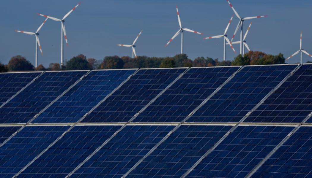 Michael Sohn/AP/TT: Lösningen är enligt LRF en kombination av flera energislag – att a tillvara alltifrån solenergi och biodrivmedel till biogas, vindkraft och småskalig vattenkraft. Arkivbild.