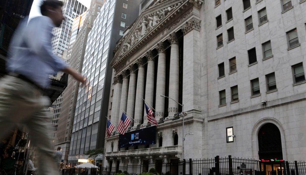 Peter Morgan/AP: Börserna på Wall Street i New York sjönk i måndagens handel. Arkivbild.