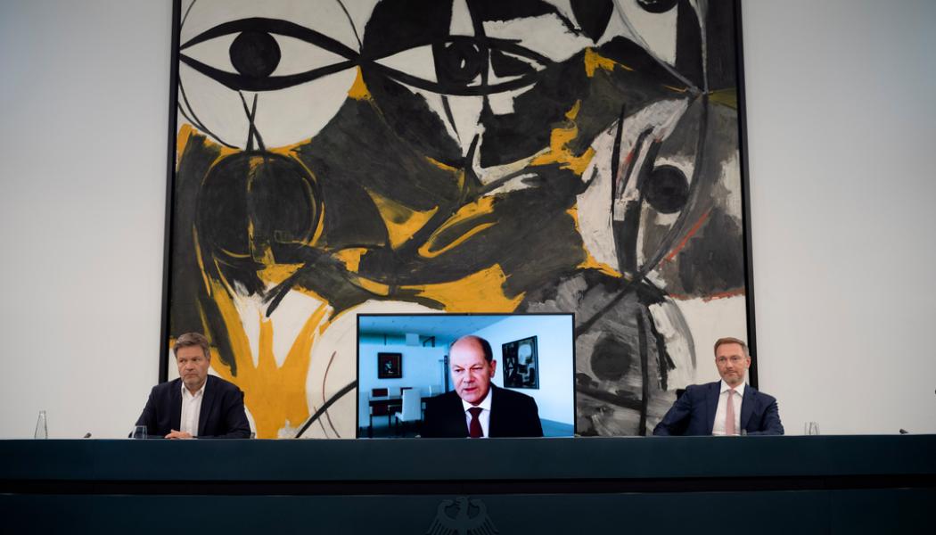 A/P//Markus Schreiber: Förbundskansler Olaf Scholz i mitten tillsammans med klimatminister Robert Habeck (till vänster) samt finansminister Christian Lindner (till höger).