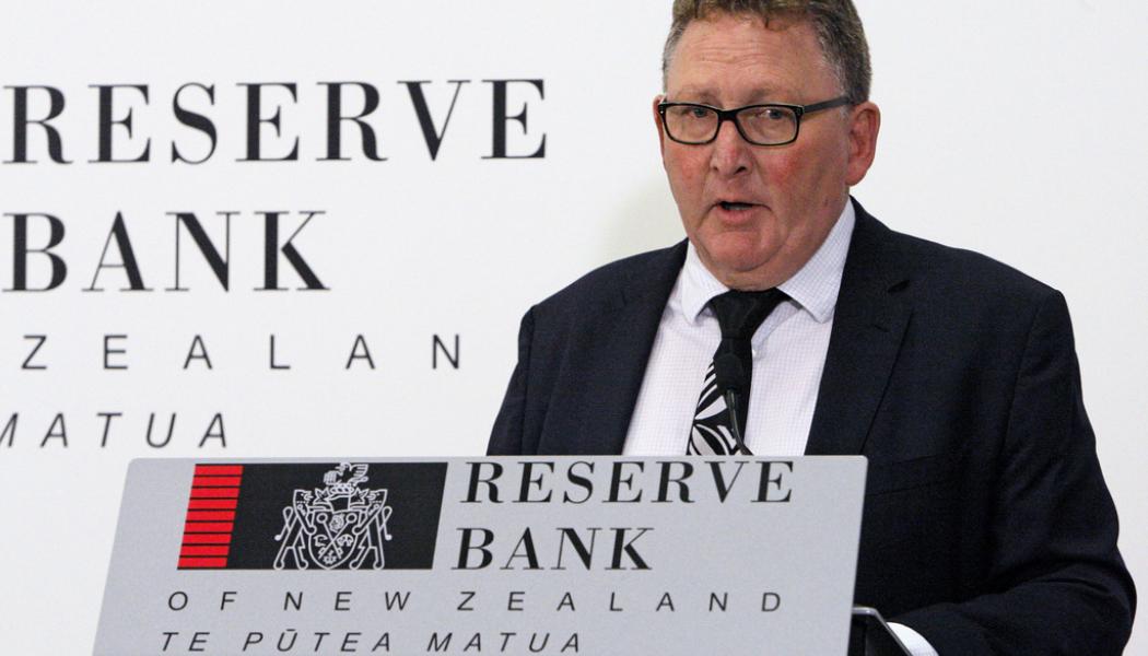 Nick Perry/AP/TT: Nya Zeelands centralbankschef Adrian Orr levererar ett oväntat hökaktigt budskap, som lyfter landets nedtryckta valuta. Arkivbild.