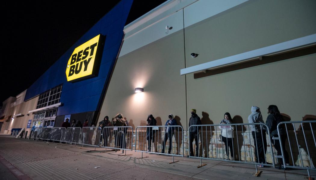 Eli Hartman/AP-TT: Hemelektronikkedjan Best Buy steg kraftigt på den amerikanska börsen. Bild från förra årets Black Friday-köer.