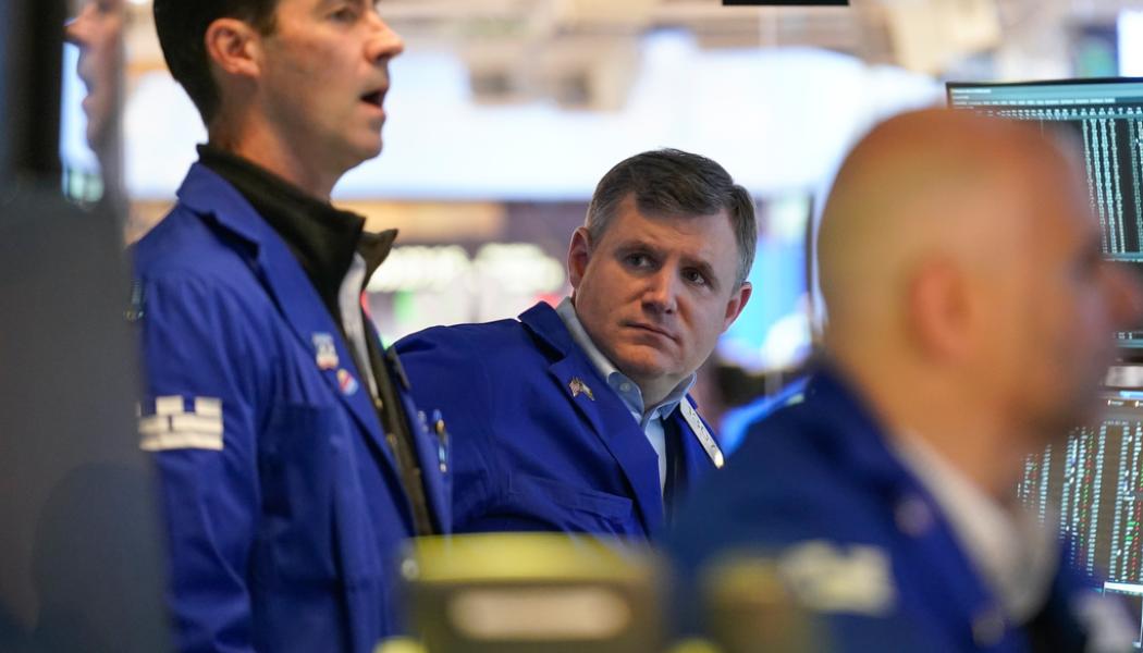 Seth Wenig/AP/TT: Stämningen var dämpad i börshuset i New York under veckans första handelsdag.