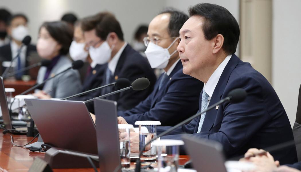 Ahn Jung-hwan/AP/TT: President Yoon Suk Yeol vid ett regeringsmöte på torsdagen om de strejkande chaufförerna. Arkivmöte.