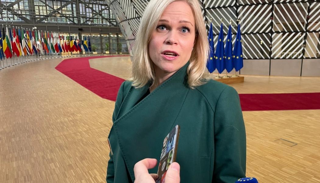 Wiktor Nummelin/TT: Biträdande arbetsmarknadsminister Paulina Brandberg (L) på väg in till torsdagens EU-möte i Bryssel.