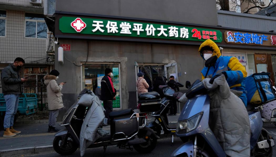 Ng Han Guan/Ap/TT: Kö utanför ett apotek i Peking den 9 december, efter att restriktionerna släppts och smittan nu ökar. Arkivbild.