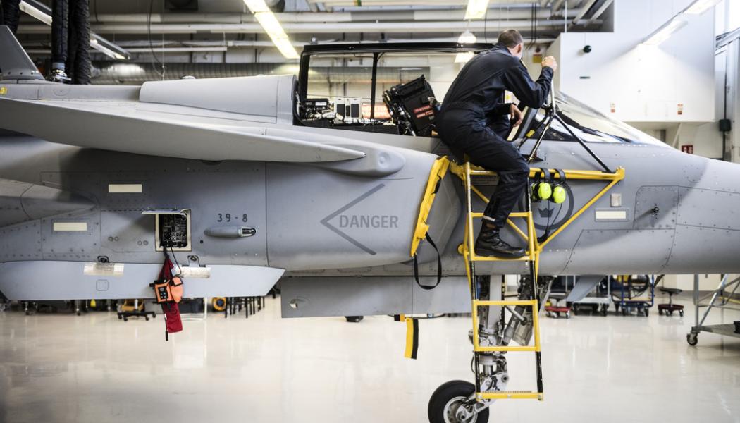 Vilhelm Stokstad/TT: Miljardorder på uppgradering, samt support och underhåll av stridsflygplan till Saab. Arkivbild.