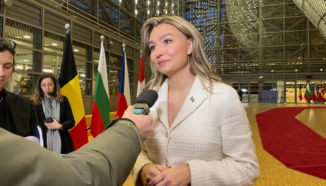 Wiktor Nummelin/TT: Energi- och näringsminister Ebba Busch (KD) på väg in till måndagens EU-möte i Bryssel.