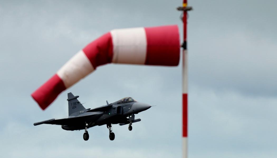 Eraldo Peres/AP/TT: Gripen E, kallad Gripen F-39 i Brasilien, på väg att landa i samband med en uppvisning vid flygbasen i Anápolis på måndagen.