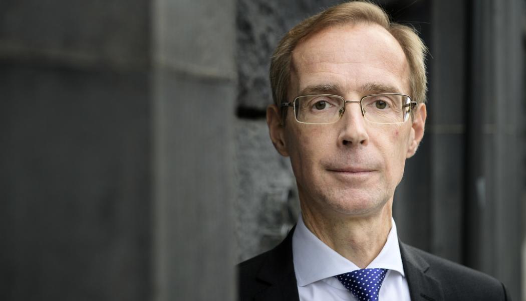 Jessica Gow/TT: Robert Bergqvist, SEB:s seniorekonom, varnar för negativa effekter av en försvagad krona. Arkivbild