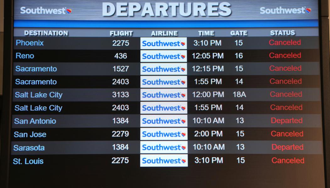Damian Dovarganes/AP-TT: Inställda Southwest Airlines-flygningar i tisdags i Los Angeles. Bolagets aktie föll på onsdagen.