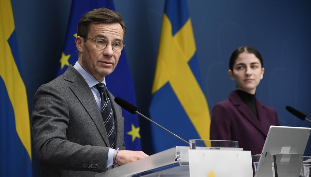 Marko Säävälä/TT: Statsminister Ulf Kristersson (M) och miljö- och klimatminister Romina Pourmokhtari (L) under pressträff där förslag om ändrad kärnkraftslagstiftning presenteras.
