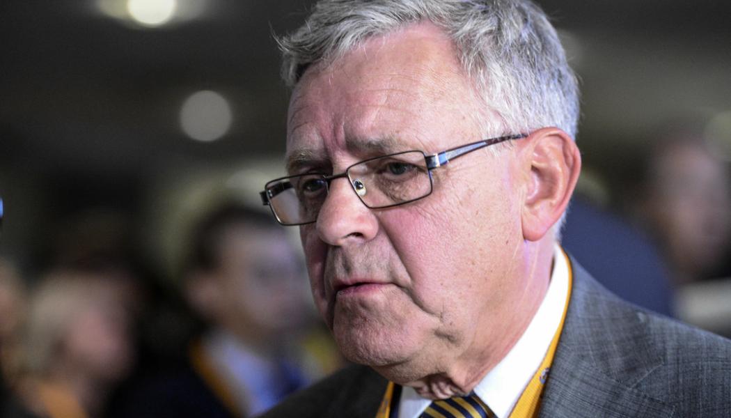 Bertil Ericson / TT: Liberalernas ekonomisk-politiska talesperson Carl B Hamilton tror att Sverige har infört euron om 10–20 år, men utesluter inte att frågan hettar till under mandatperioden. Arkivbild.