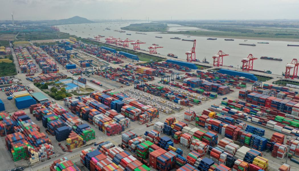 Chinatopix/AP/TT: Containrar i en hamn i Nanjing i östra Kina. Trots flera utmaningar fortsatte landets handel att öka under 2022. Arkivbild.