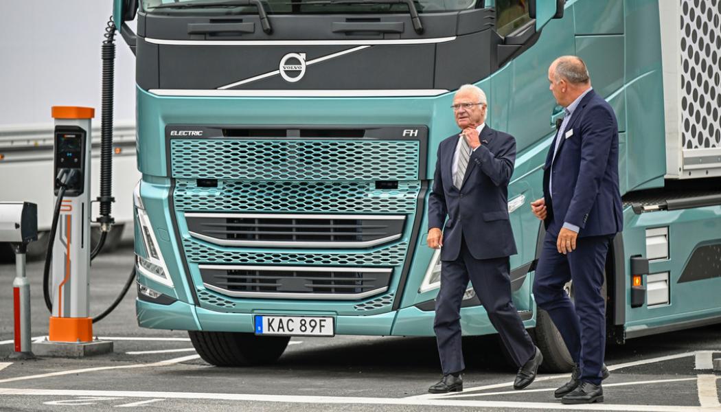 Björn Larsson Rosvall/TT: 2022 blev ett rekordår för Volvo Lastvagnar, som ingår i Volvokoncernen. I oktober besökte kung Carl XVI Gustaf fabriken i Tuve och tog en provtur med lastbil.