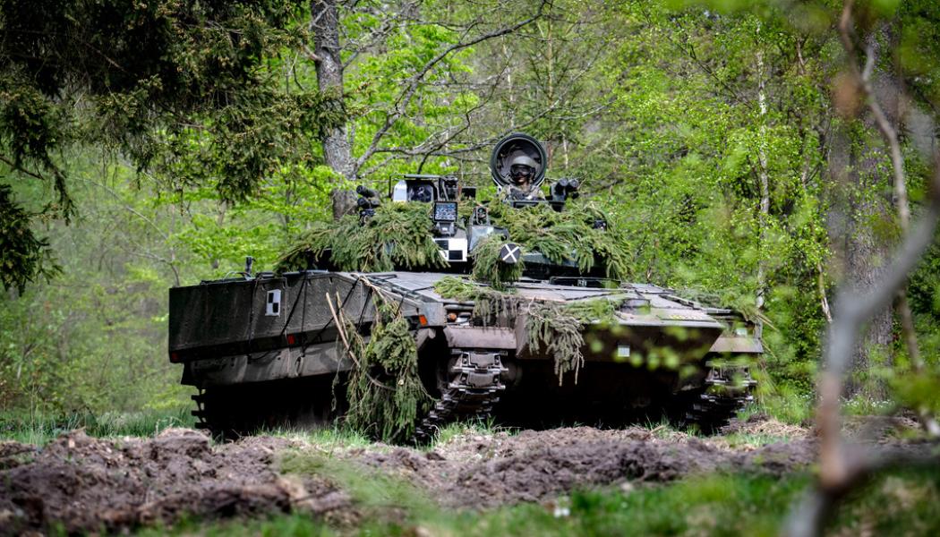 Johan Nilsson/TT: FMV:s beställningar till industrin har ökat samtidigt som leveranser till Försvarsmakten skyndats på, det gäller bland annat renoverade stridsfordon och stridsvagnar. Arkivbild.