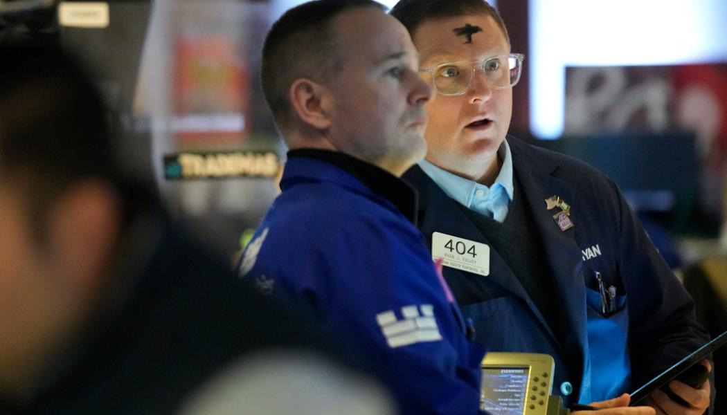 Seth Wenig/AP/TT: Nedåt på Wall Street – årets börsuppgång utraderad. Arkivbild.