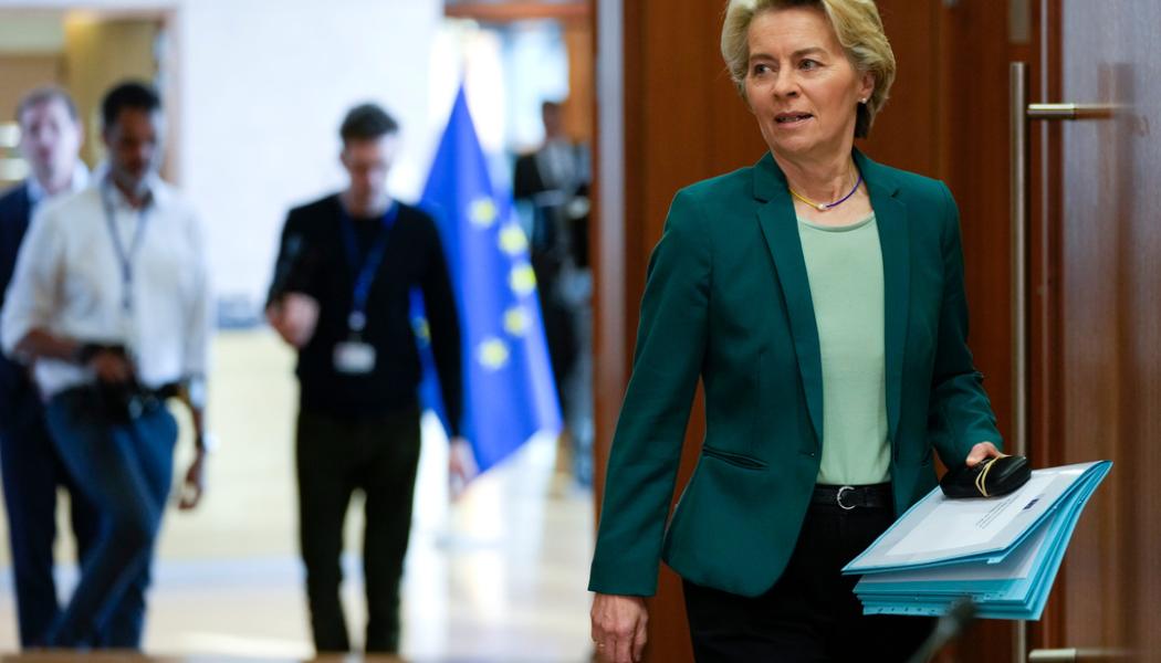 Virginia Mayo/AP/TT: EU-kommissionens ordförande Ursula von der Leyen på väg in till torsdagens extrainsatta kommissionsmöte om bland annat strategiska råvaror.
