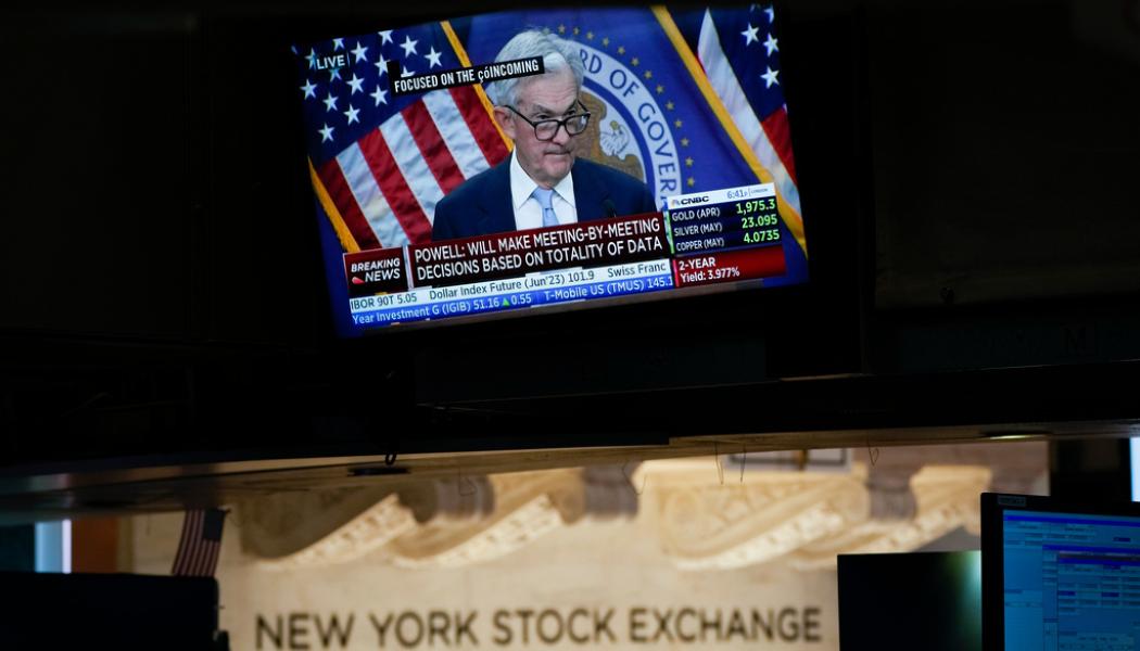 Seth Wenig/AP/TT: Centralbankschefen Jerome Powells ord från i onsdags hängde över Wall Street på torsdagen. Arkivbild.