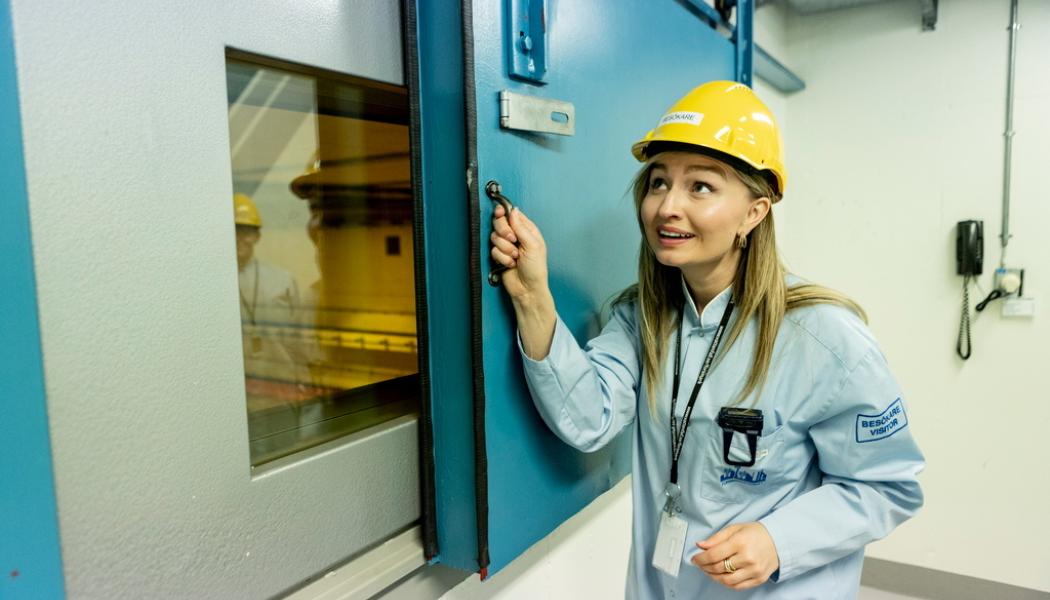 Christine Olsson/TT: Energi- och näringsminister Ebba Busch (KD) besöker atomreaktorn Forsmark 3. Innanför fönsterluckan ligger turbinhallen.