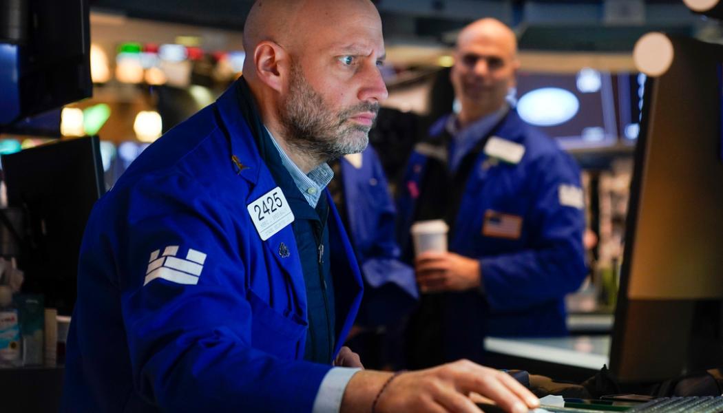 Seth Wenig/AP/TT: Investerarna på Wall Street hade ingen rolig fredag. Arkivbild.