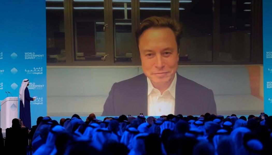 Kamran Jebreili/AP/TT: Elon Musk både satsar och varnar för AI-tekniken. Här talar han via länk till konferensen World Government Summit i Dubai i februari.