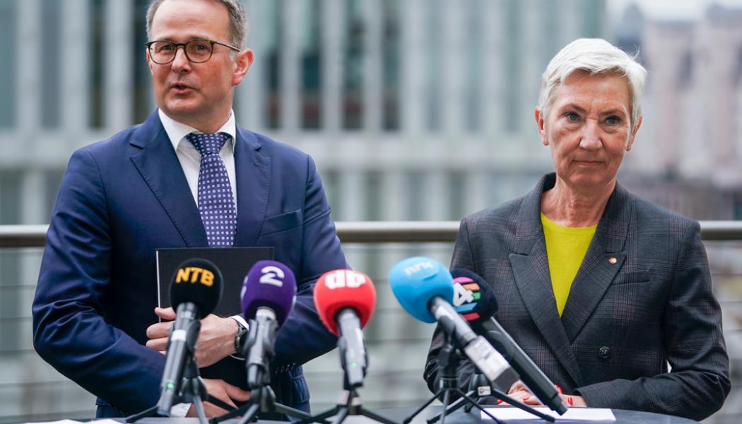 Terje Pedersen/NTB/TT: Medlaren Mats Ruland tillsammans med LO-ordförande Peggy Hessen Følsvik.