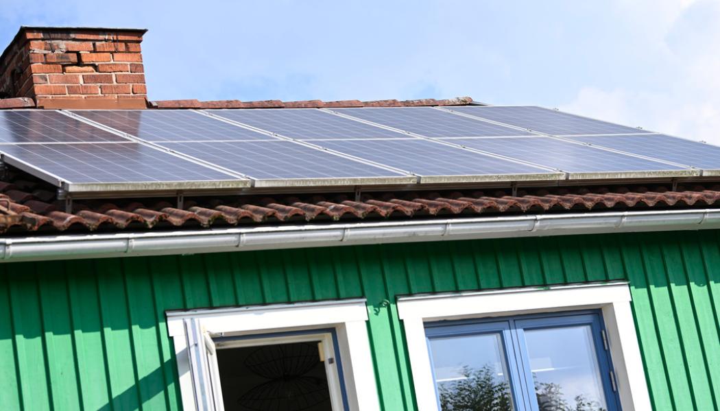 Fredrik Sandberg/TT: Ett hustak med solceller. Arkivbild.