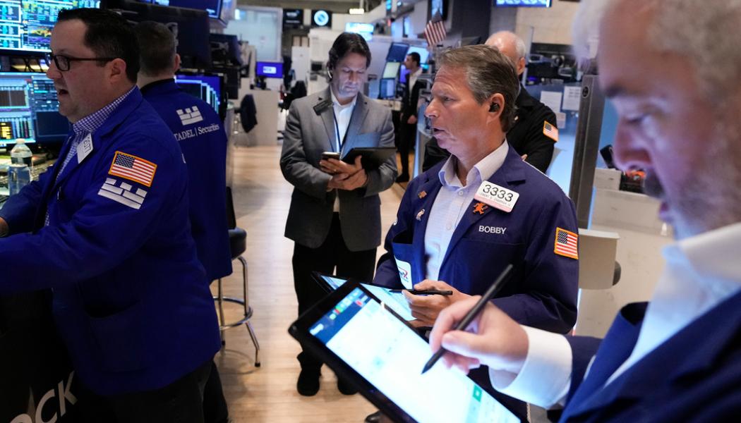 Seth Wenig/AP/TT: Stämningen i börshuset i New York var munter på fredagen. Arkivbild.