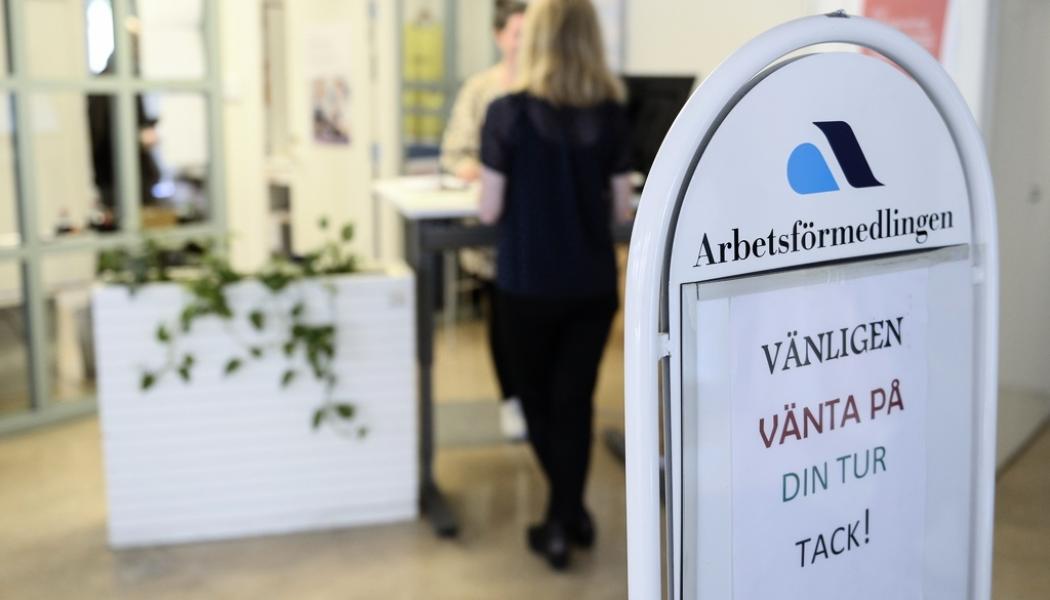Bertil Ericson / TT: Fortsatt relativt kort kö hos arbetsförmedlingen. Arkivbild.