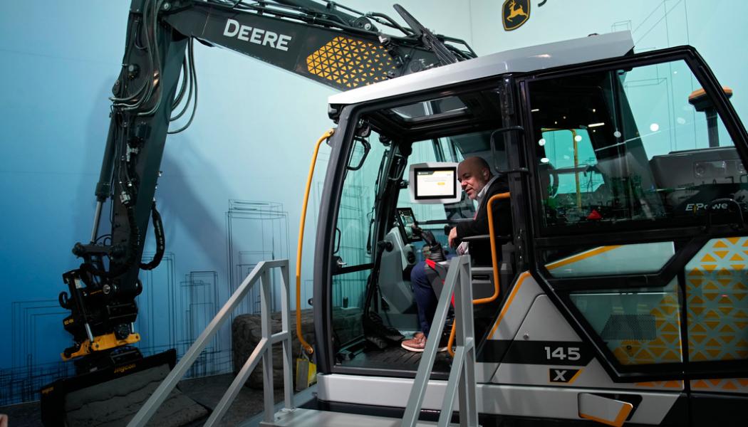John Locher AP/TT: Deere & Company är en av Volvo Lastvagnars stora konkurrenter i Nordamerika. Arkivbild.