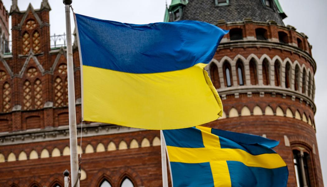 Johan Nilsson/TT: Business Sweden ska öppna ett kontor i krigets Ukraina. Flaggor hissade i Helsingborg. Arkivbild