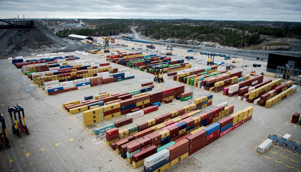 Tim Aro/TT: Svenska exportföretag ser ljust på framtiden. Containrar staplade i Stockholm Norvik hamn i Nynäshamn. Arkivbild.