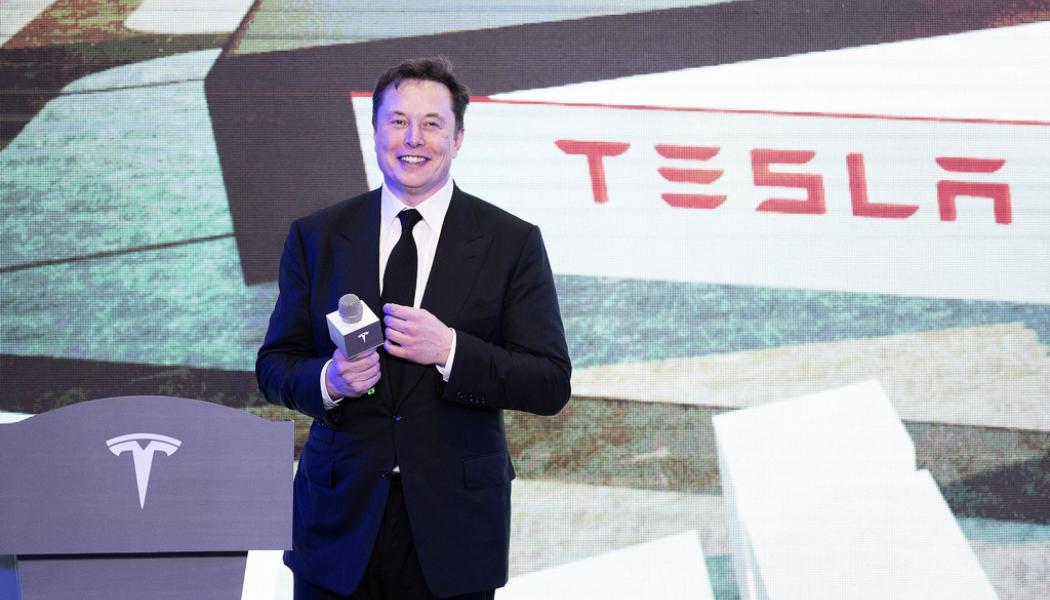 Ding Ting AP/TT.: Elon Musk vid ett tidigare besök på Tesla-fabriken i Shanghai. Arkivbild.