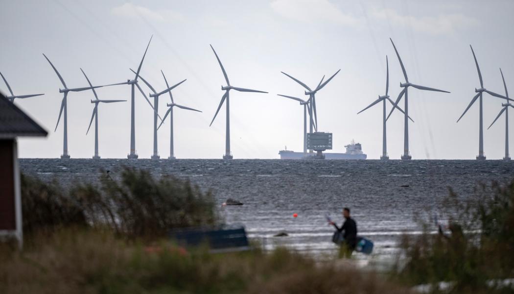 Johan Nilsson/TT: De havsbaserade vindkraftverken i Lillgrund utanför Bunkeflostrand söder om Öresundsbron snurrar på i den hårda vinden. Arkivbild.