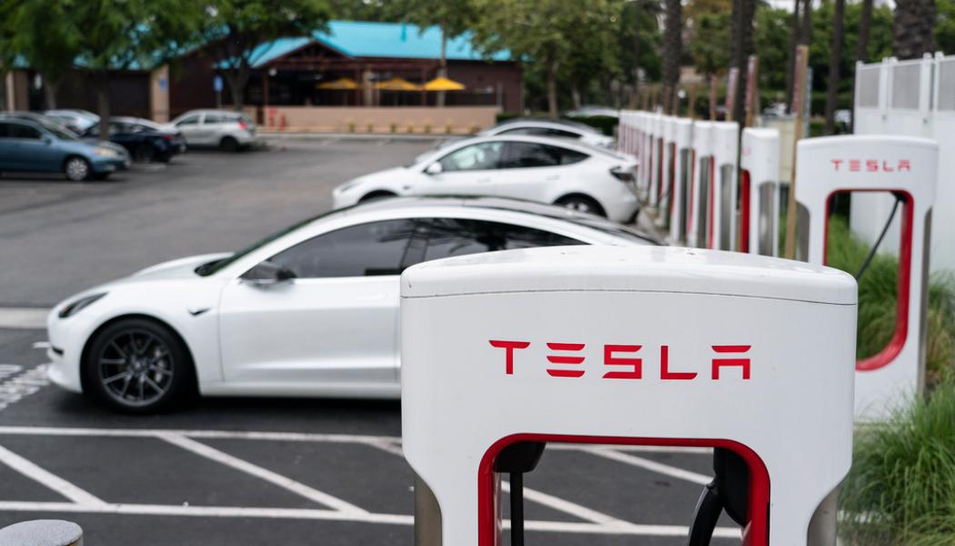 Jae C Hong/AP/TT: Tesla steg ytterligare på börsen efter besked om ett avtal med konkurrenten General Motors.