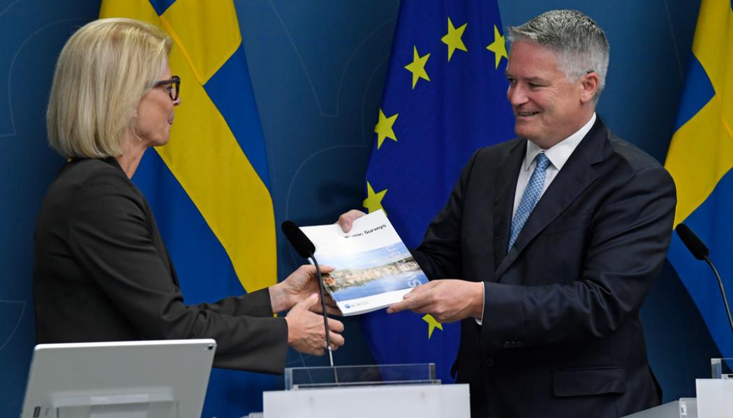 Marko Säävälä/TT: OECD:s generalsekreterare Mathias Cormann lämnar över en färsk OECD-rapport om svensk ekonomi till finansminister Elisabeth Svantesson (M).