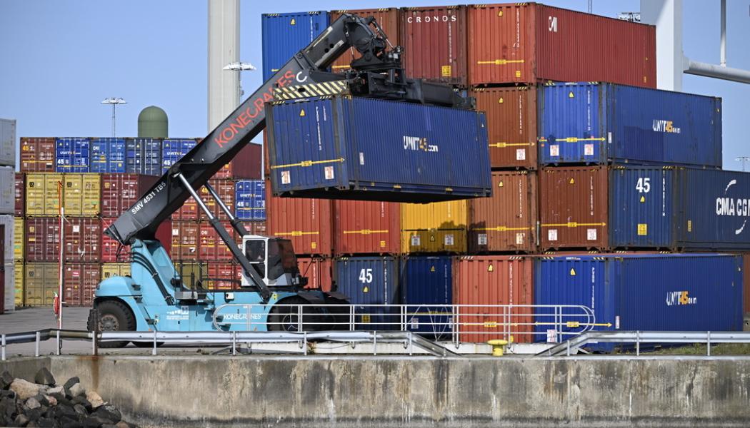 Johan Nilsson/TT: Svenska exportföretag ser ljusare på framtiden. På bilden containrar i hamnen i Helsingborg. Arkivbild.