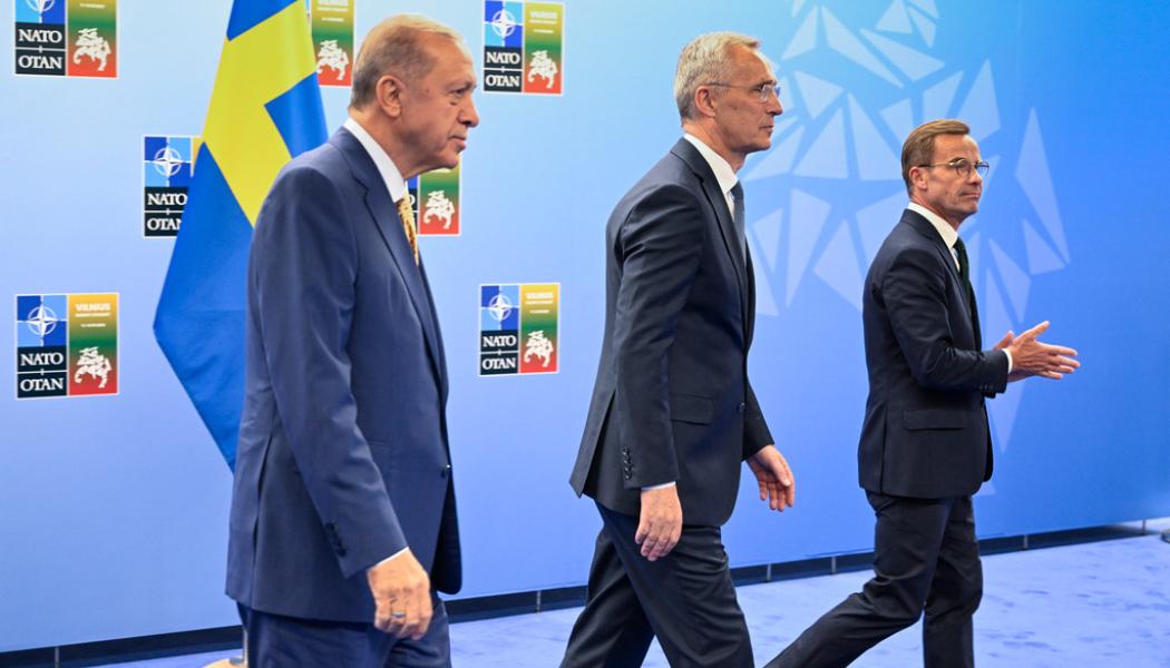 Henrik Montgomery/TT: Turkiets president Recep Tayyip Erdogan och statsminister Ulf Kristersson tillsammans med Natos generalsekreterare Jens Stoltenberg (mitten) på Natotoppmötet i Vilnius. Relationerna mellan Turkiet och Sverige ska nu stärkas inom flera områden, däribland handel.