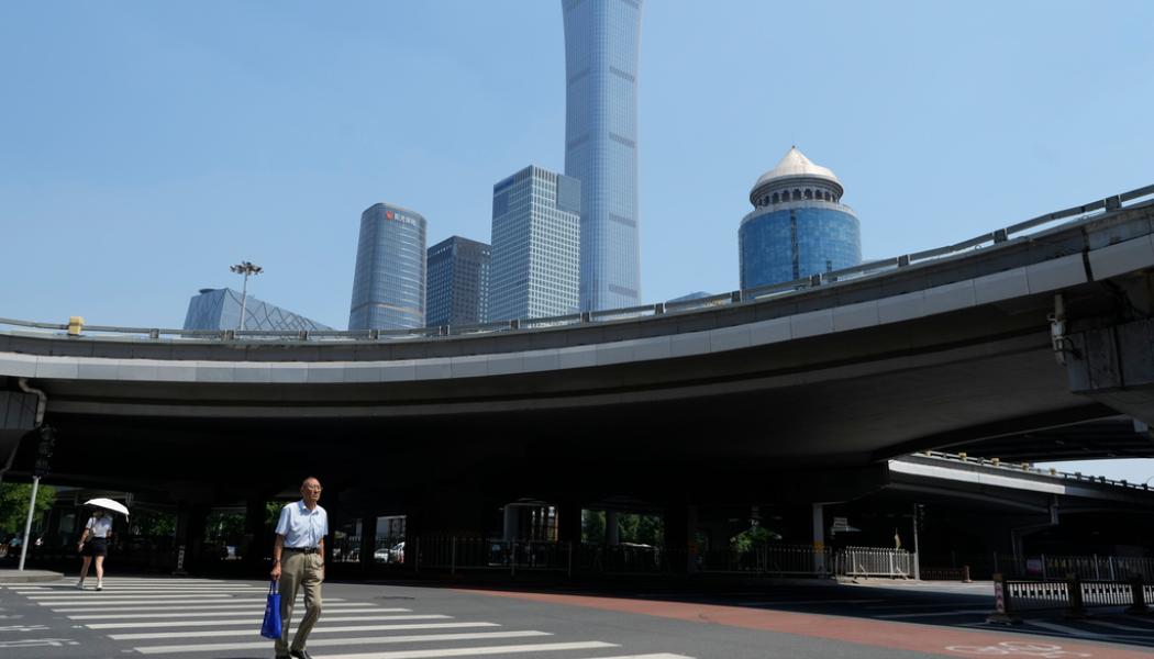 Ng Han Guan AP/TT: Den kinesiska ekonomin saktar in. I bakgrunden Pekings centrala finansdistrikt.